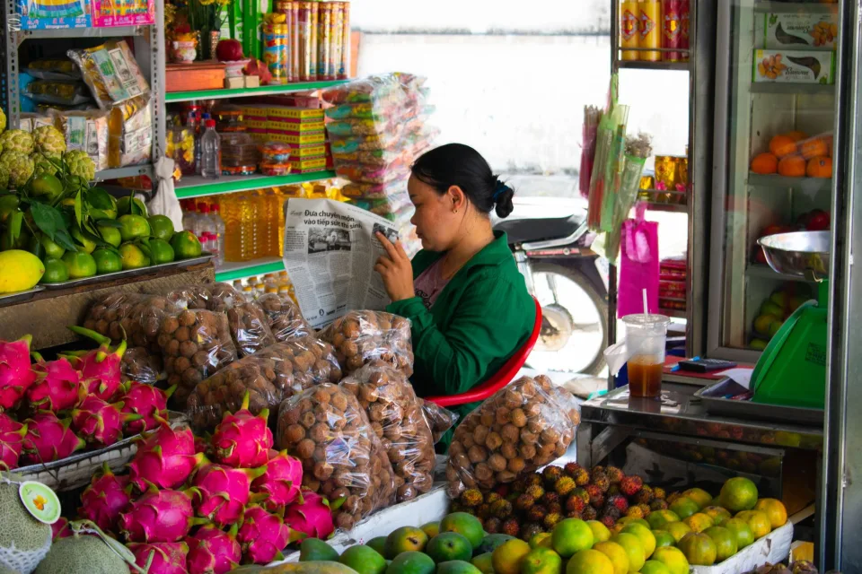 Kệ rau củ buổi sáng — tươi, xếp gọn, dễ chọn — trước